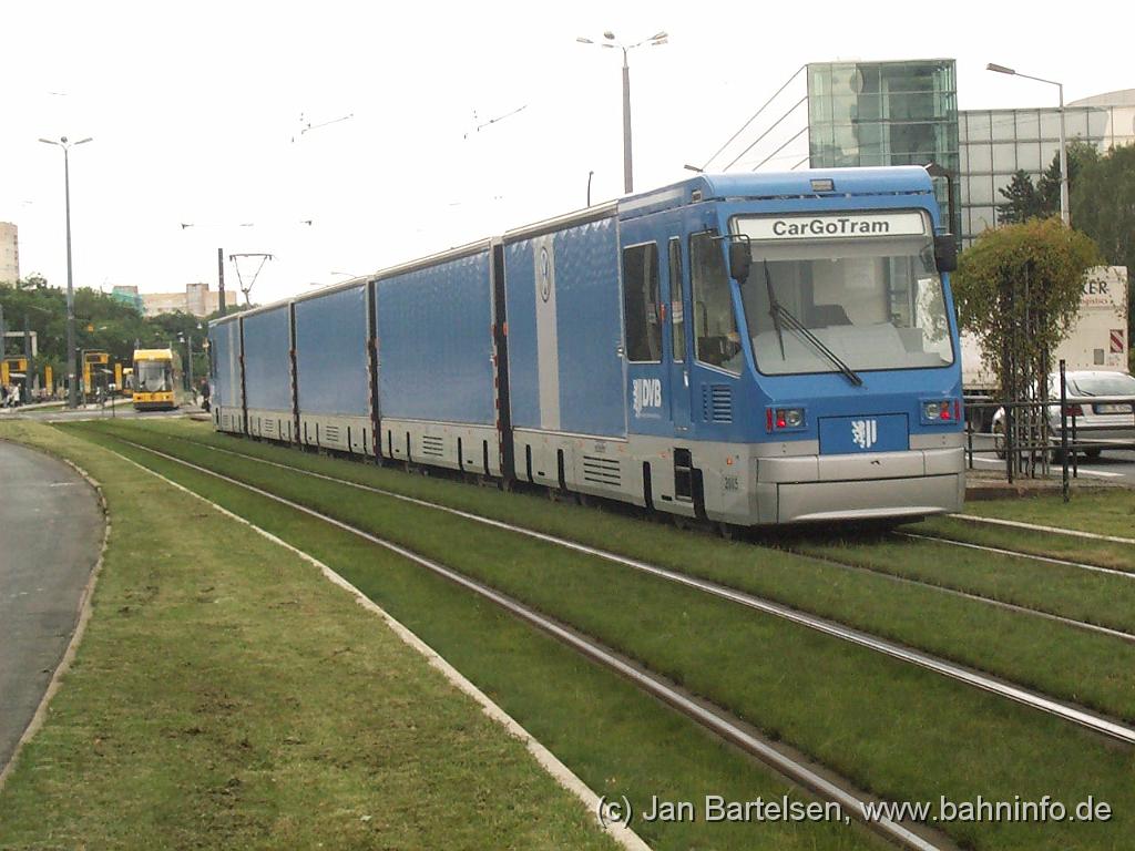 DCP_2576.JPG - Cargotram am 20. Juli 2001 in der Grunaer Strae kurz vor dem Straburger Platz.