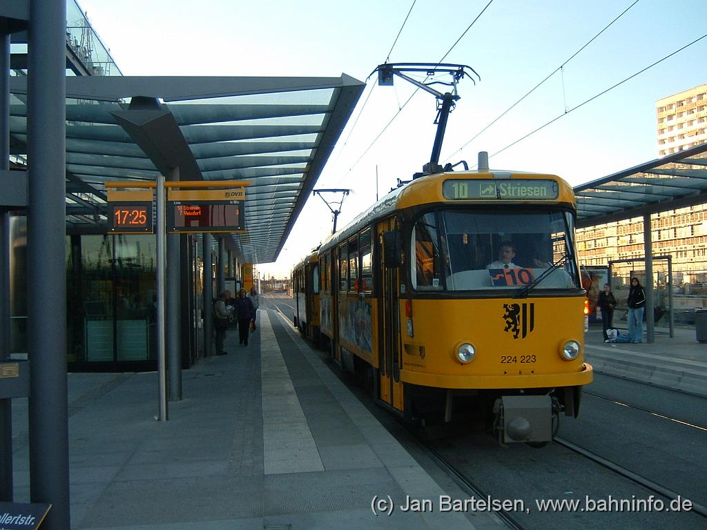 DSCF0519.JPG - 224 223 an der Haltestelle Hauptbahnhof am 13. Oktober 2003